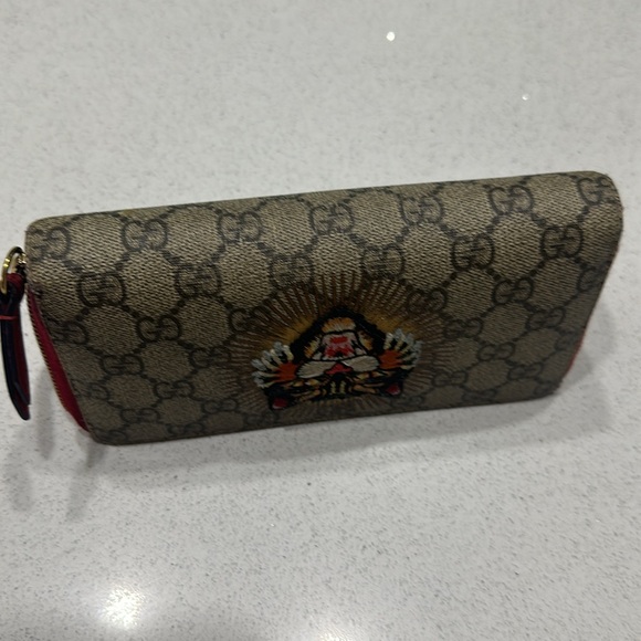 💯 Authentic gucci angry cat long wallet w red trim
Condition 9./10 - Picture 5 of 7